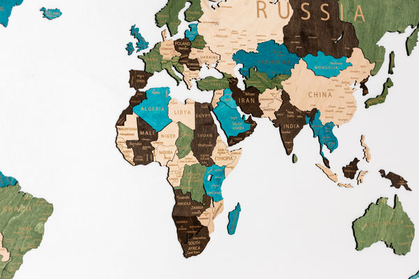 Карта мира из дерева English (Multicolor, 3 уровня), 72х130 см по цене3490.0 руб