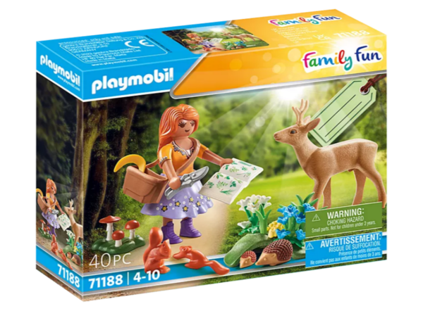 Сбор трав в лесу