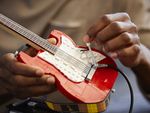 Конструктор "Гитара Fender Stratocaster" (1074 детали)